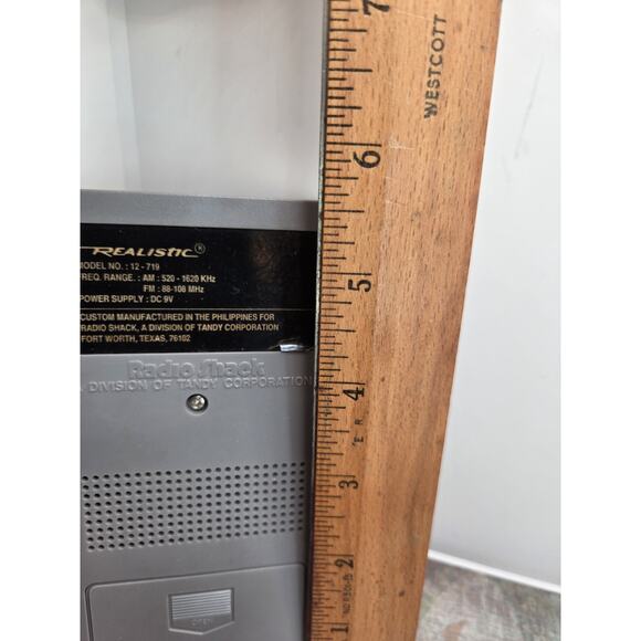Vintage Realistic Radio Shack Hand Held Portable AM-FM Radio Model 12-719 Works - Picture 8 of 8